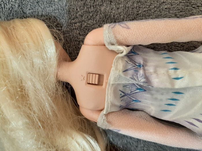 Poupée Elsa qui chante - photo numéro 3
