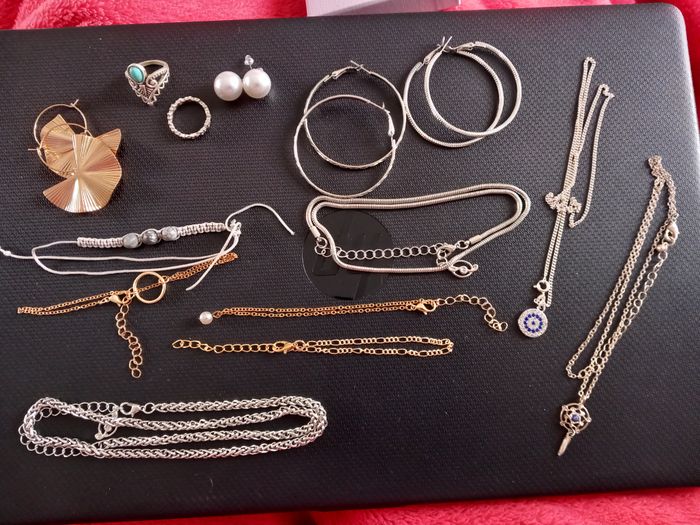 Lot de 14 bijoux (boucles d'oreilles, bracelets, colliers, bagues)