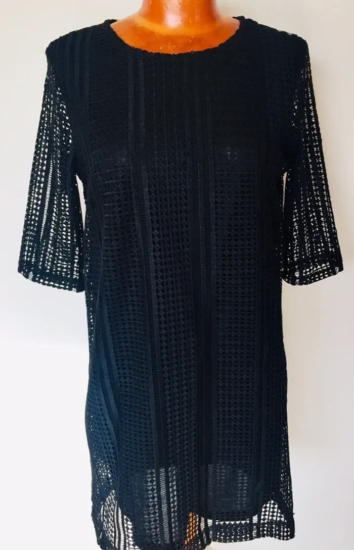 Robe noire ajourée