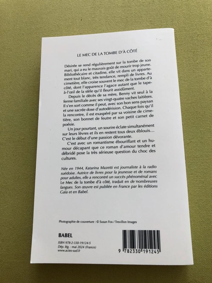 Livre le mec de la tombe d’à côté - photo numéro 2