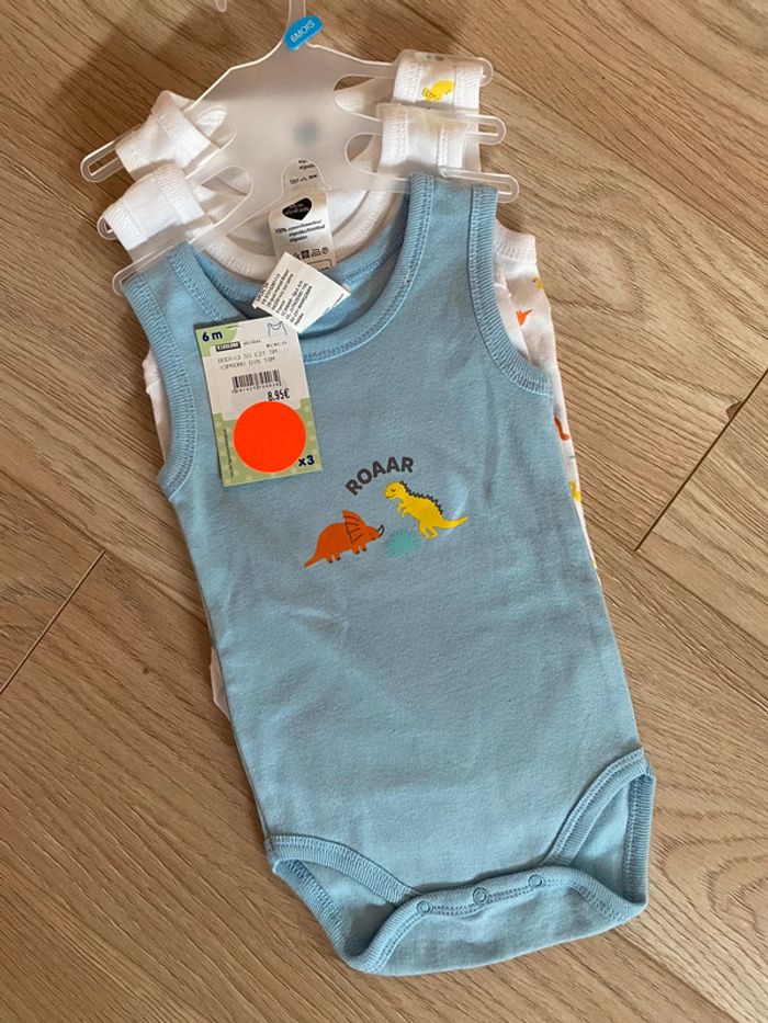 Lot de 3 bodys Sans manches neufs 6 mois
