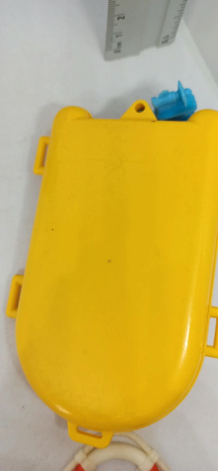 Petit bateau zodiaque jaune vintage avec homme et bouée de sauvetage playmobil - photo numéro 12