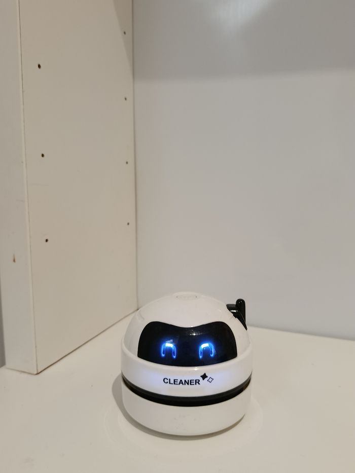 Robot aspirateur de bureau. - photo numéro 3