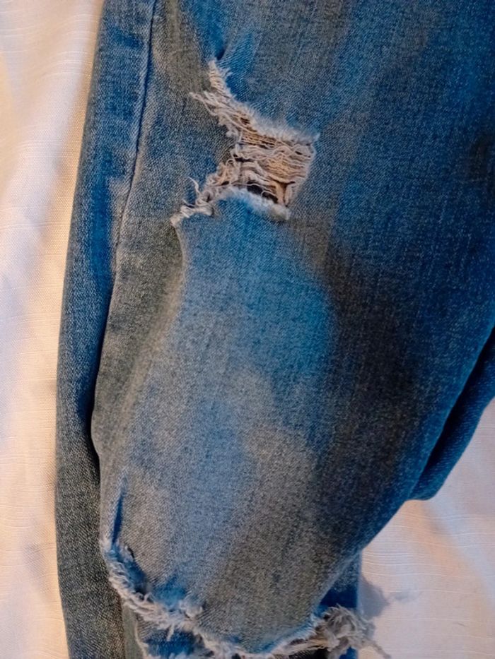 Jeans troué - photo numéro 3