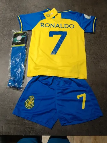 Tenue foot Christiano Ronaldo al nassr jaune. T.18