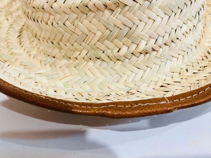Un chapeau traditionnel en fibre de palmier tressé et vrai cuir marron pour enfant - photo numéro 2