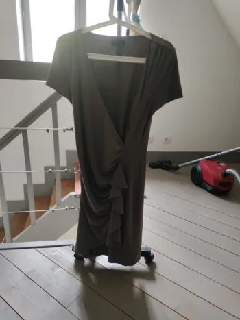 Robe taupe élastique