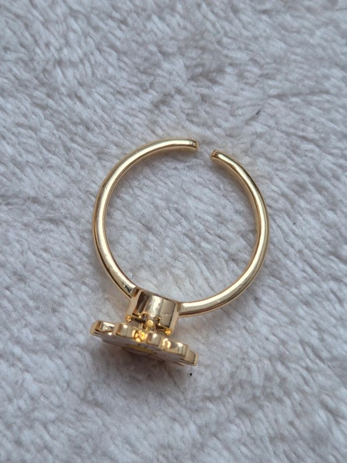Superbe bague fleur rotative acier inoxydable fleur blanche et jaune - photo numéro 2