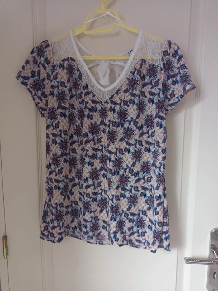 T-shirt avec motif fleurs et dentelle