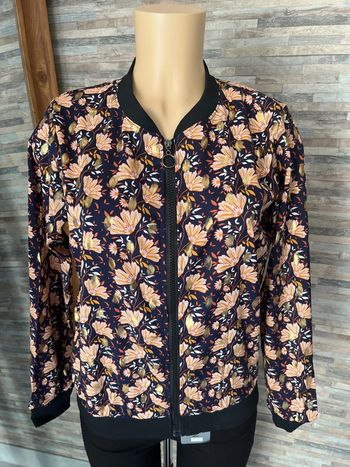 Veste bomber bleu marine à fleurs