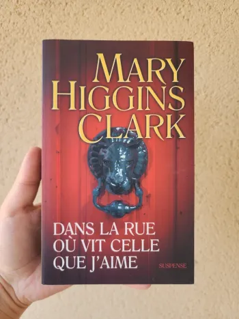 Livre broché "dans la rue où vit celle que j'aime" de Mary Higgins Clark