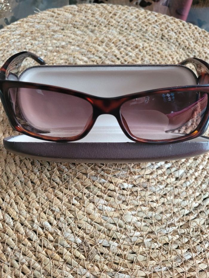 Lunette de soleil dior.