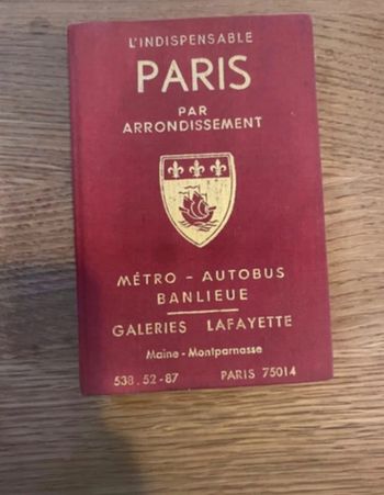 Ancien livre L’indispensable Paris par arrondissements