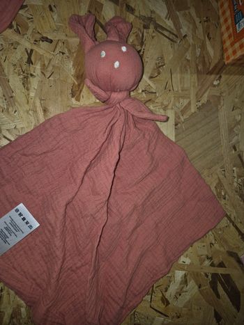 Doudou bebe atelier novembre et mars gaz de coton  comme neuf