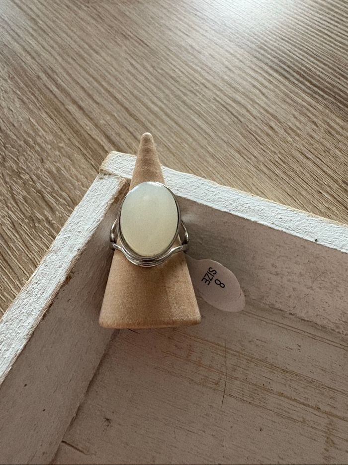Bague argentée et blanche T 8