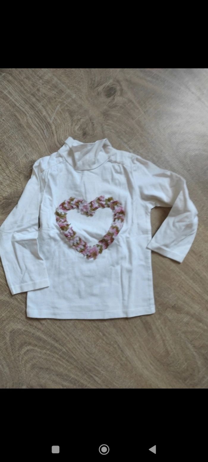 T-shirt à col avec coeur en relief fille 24 mois
