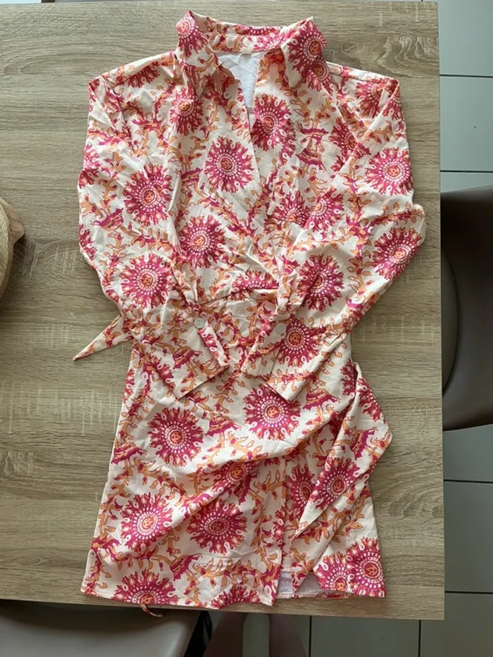 Magnifique robe courte style blouse portefeuille
