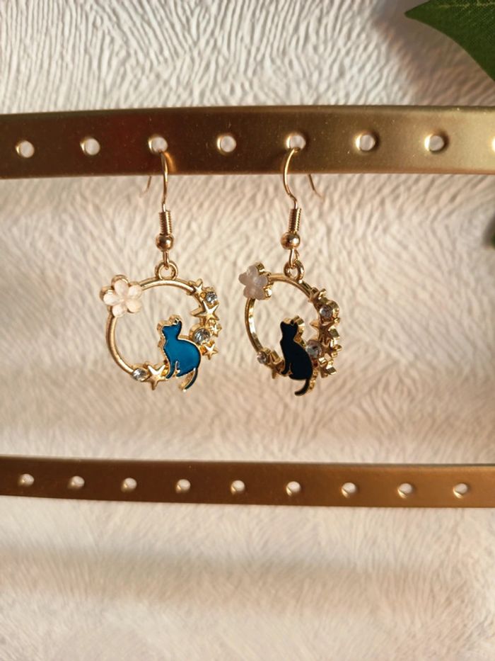 Boucles d’oreilles pendantes – Chat, étoiles et fleur - photo numéro 2
