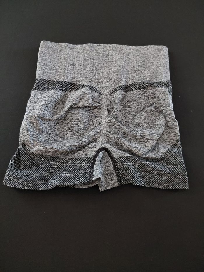 Short de sport gris effet push up fessier bombé S/M - photo numéro 1