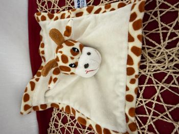 Doudou plat girafe SANDY carré beige tâches marron