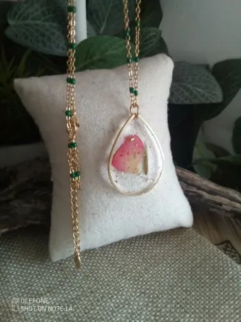 Collier bohème pétale de fleur rose naturel