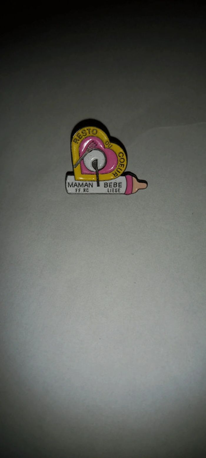 Pin's resto du cœur maman bébé