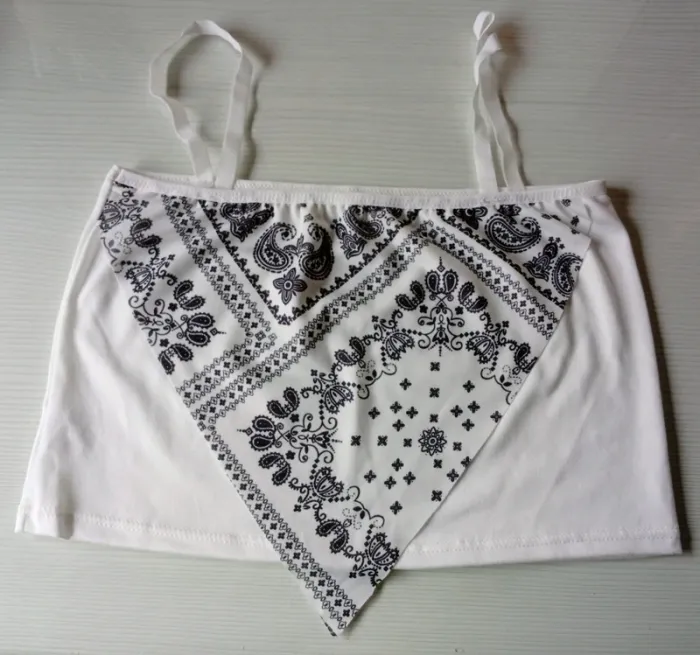 Top blanco estilo pañuelo.