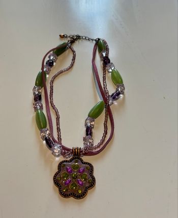 Collier ethnique avec pendentif fleuri et perles violettes & vertes