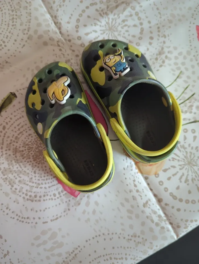 Crocs minions