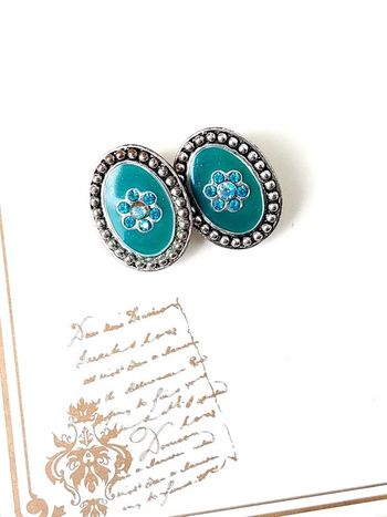 Magnifique paire de boucles d'oreilles à clip, signée street paris