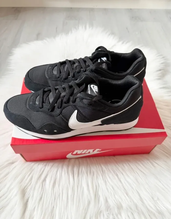 Nike Venture Runner – Taille 44,5 – noir/blanc – Neuf avec étiquette - photo numéro 4