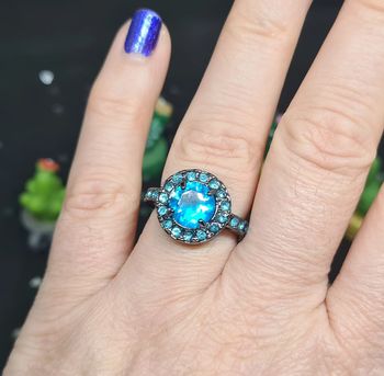 Bague fantaisie noire avec pierres bleues