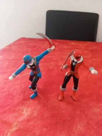 Lot de 2 figurines Power rangers pirate, un rouge et un bleu