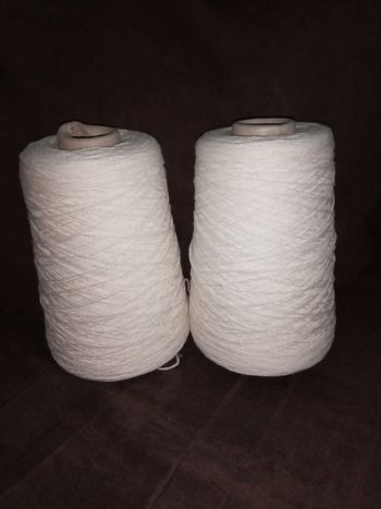 2 petites Bobines de Fil à Tricoter en Coton Blanc cassé (340g chacune)