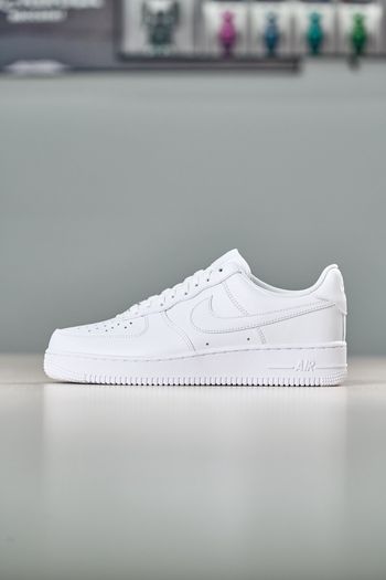 37.5：Baskets Nike Air Force 1 disponibles. Un modèle prisé des célébrités et des blogueurs de mode e