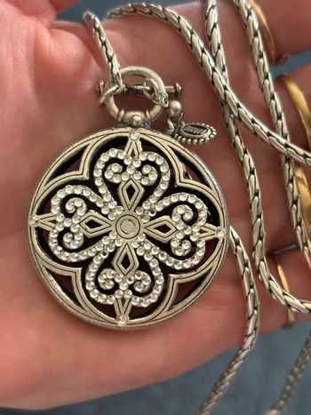 Beau collier argenté avec pendentif argenté et strass TBE