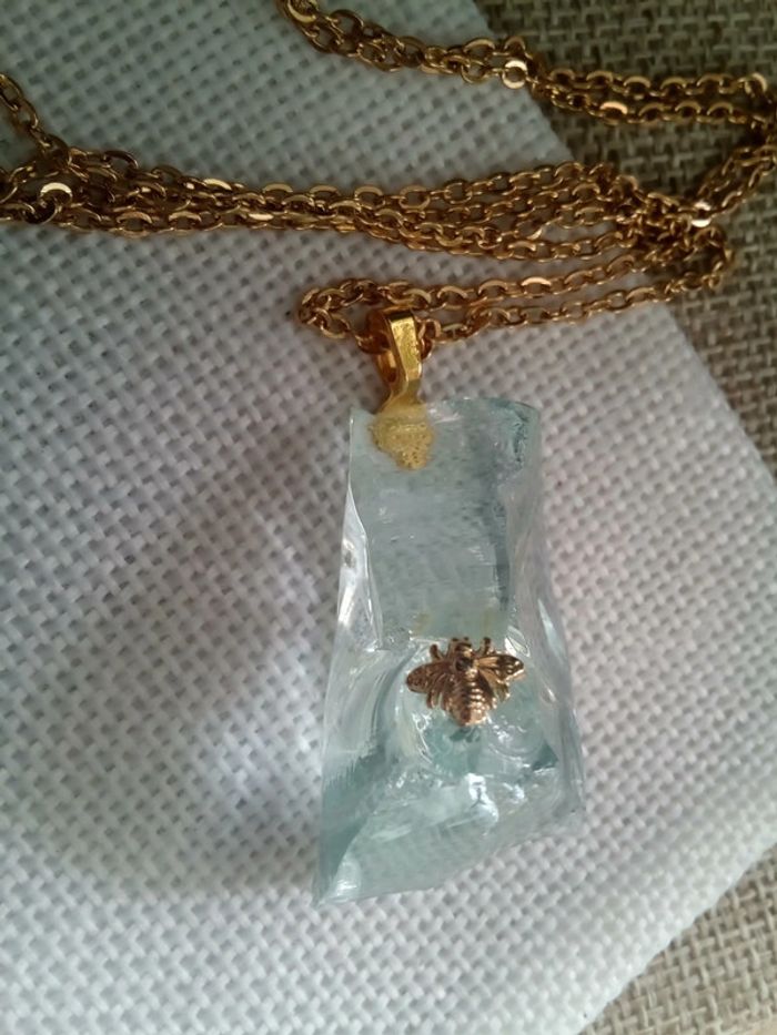 Collier pierre d'Aigue marine brute avec abeille - photo numéro 2