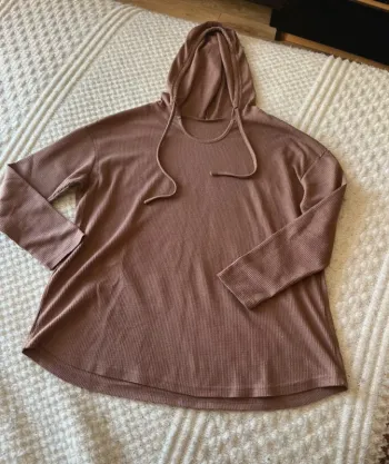 Pull fin à capuche