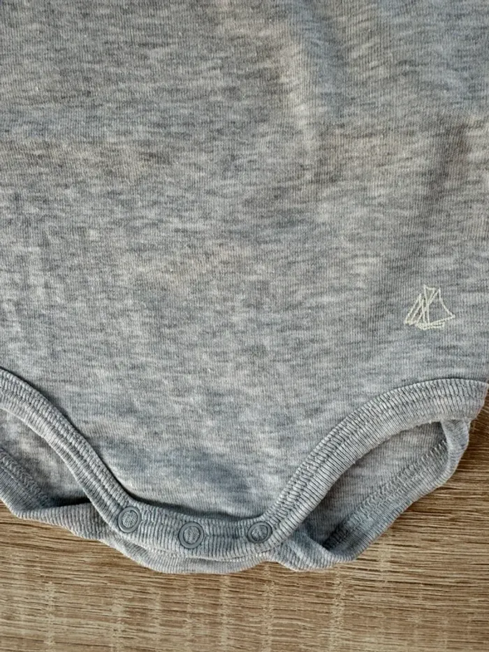 Body gris Petit Bateau 12 mois TBE - photo numéro 5