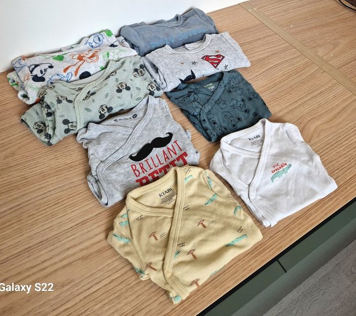Lot de 4 pyjamas et 4 bodies ML bébé garçon 1mois Très bon état - photo numéro 1
