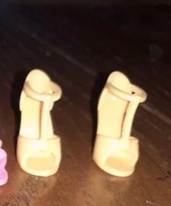 Chaussures jaune pale en plastique souple