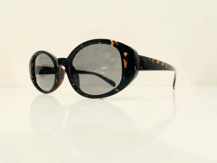 Lunette de soleil femme ovale marron écaille verres gris UV protection catégorie 2