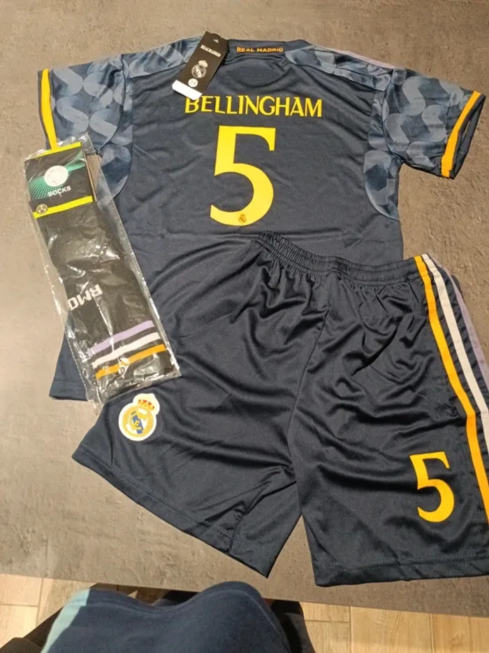 Tenue foot Real Madrid Jude Bellingham bleu. T.24