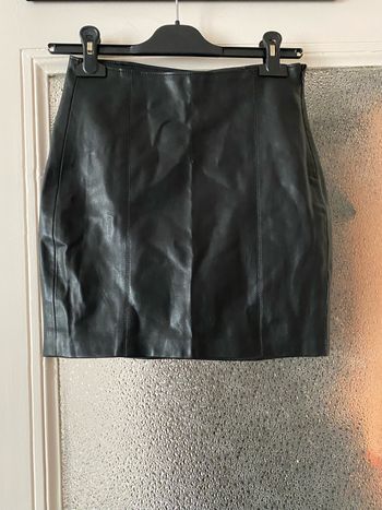 Jupe en similicuir noir Bershka