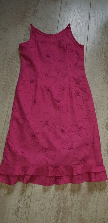 Robe rose à fleurs violettes