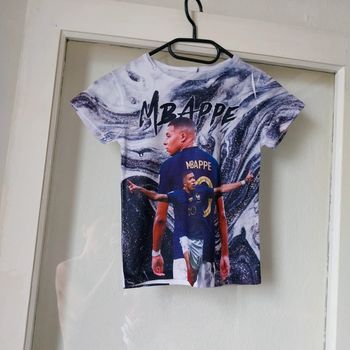 T-shirt Mbappe taille 4 ans  neuf