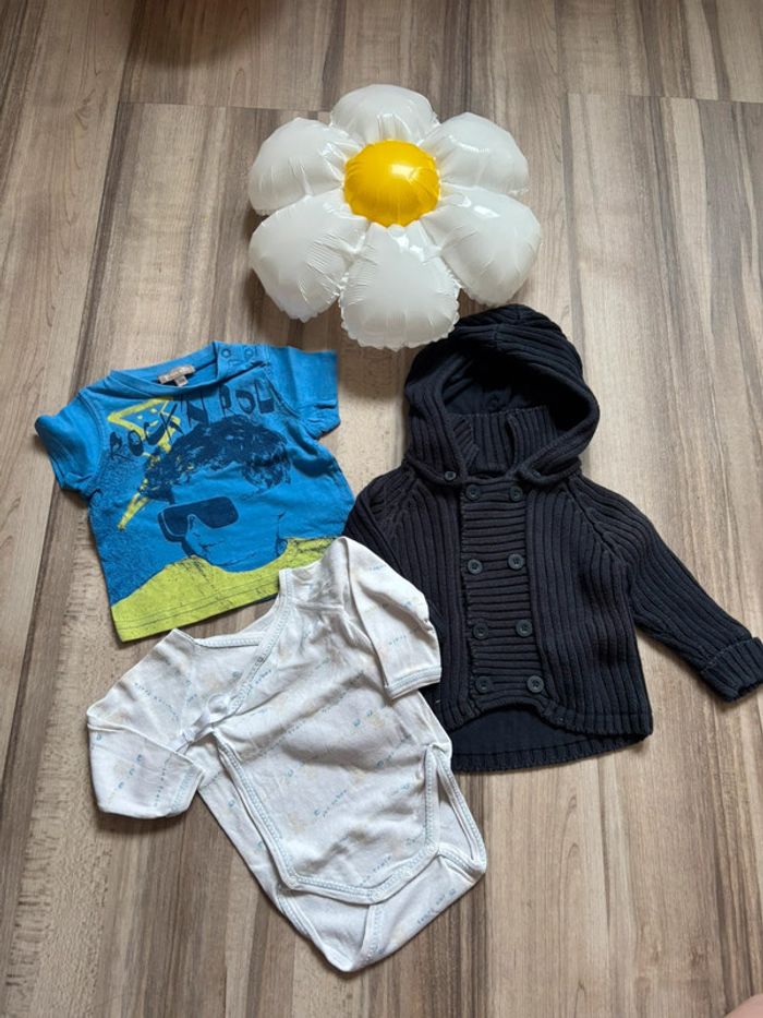 Lot de 3 mois gilet, body et tee shirt