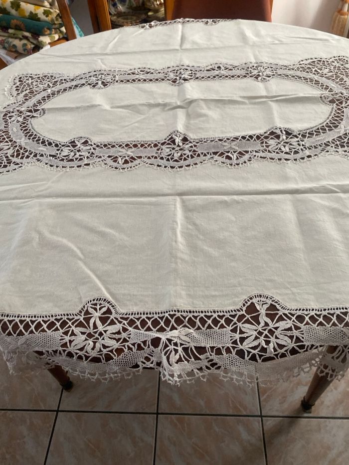 Nappe blanche ancienne avec dentelle - photo numéro 2