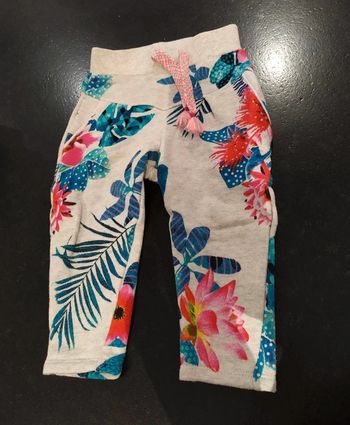 Pantalon jogging gris et fleurs 🌺 taille 18 mois Catimini