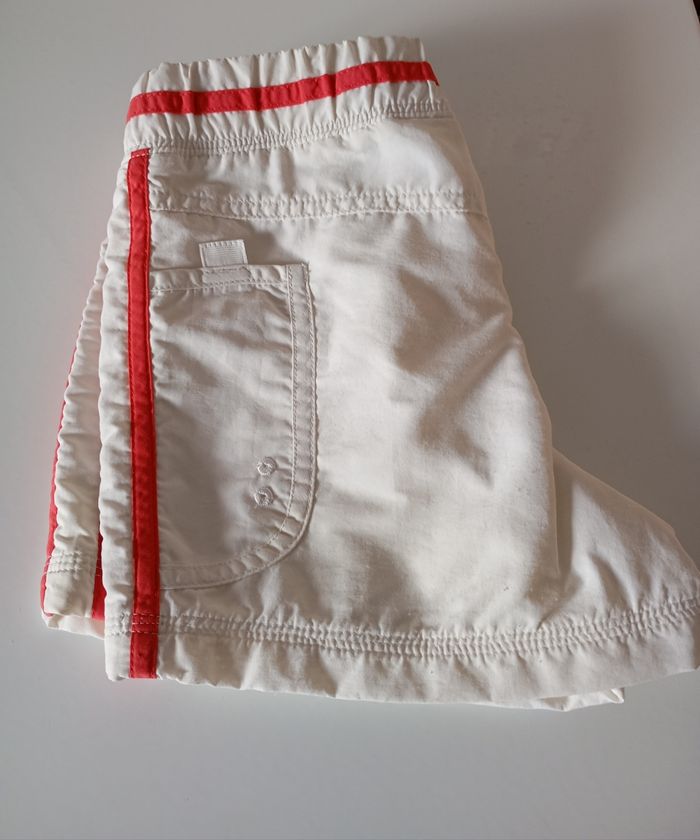 Short mixte . 8/10 ans . Nike . Blanc et rouge . Coton polyamide polyester. Très bon état - photo numéro 9